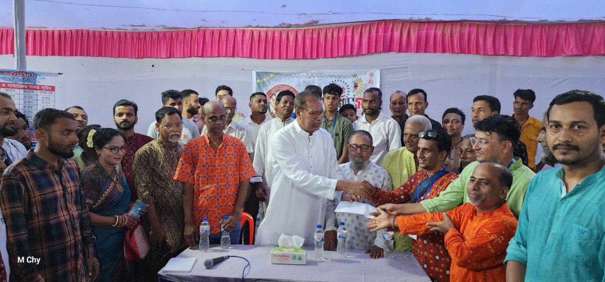 ছাতকে শারদীয় দুর্গাপূজা উপলক্ষে বিএনপি নেতা মিজানুর রহমান চৌধুরীর উপহার বিতরণ