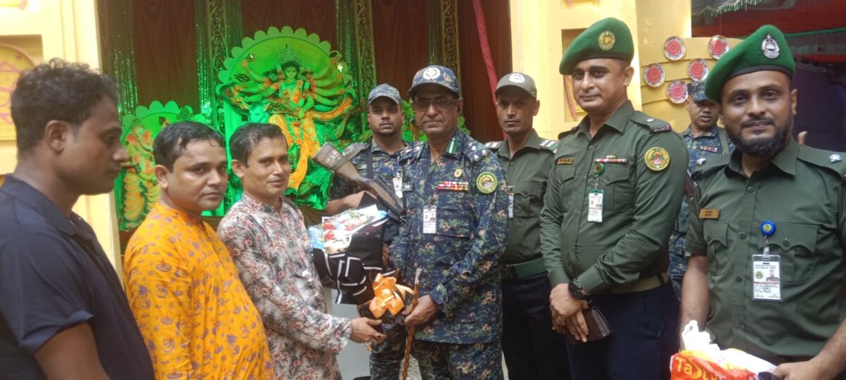 ছাতকে আনসারের উপ- মহাপরিচালক জিয়াউল হাসানের পূজাঁ মন্ডপ পরিদর্শন।