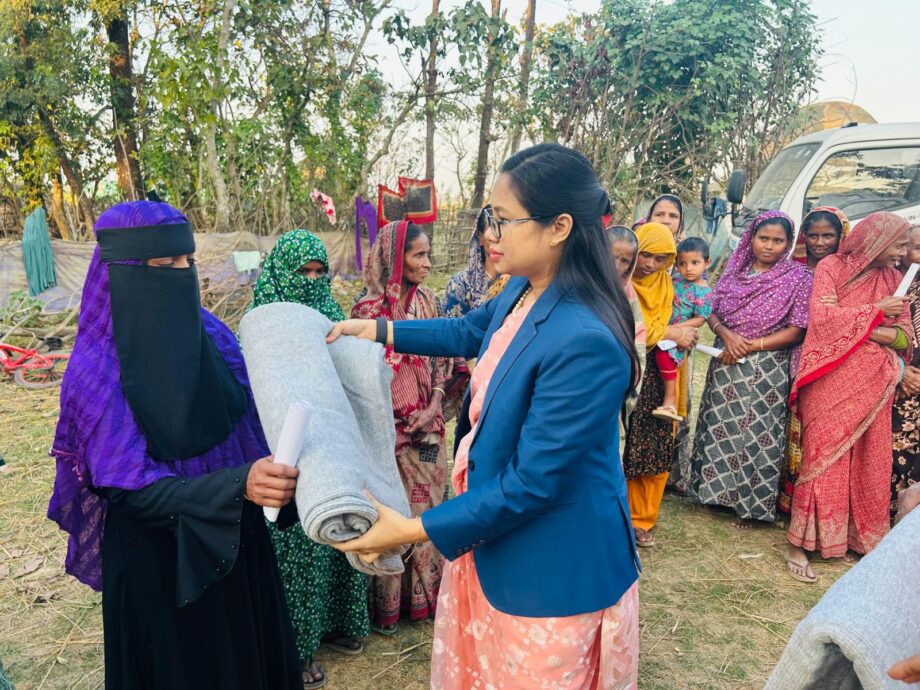 সুনামগঞ্জের ছাতকে শীতার্তদের মাঝে কম্বল বিতরণ করলেন ইউএনও